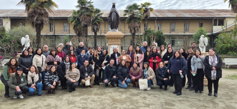 Colaboradores de Pastoral Duoc UC durante el retiro y voluntariado en Fundación Las Rosas.