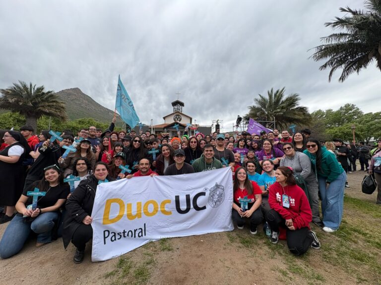Estudiantes de Pastoral Duoc UC en la Peregrinación Juvenil al Santuario de Santa Teresa de Los Andes.